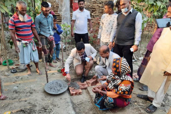 জমি কিনেও নৌকায় বসবাস, সহযোগিতার হাত বাড়িয়ে দিলেন প্রধানমন্ত্রী