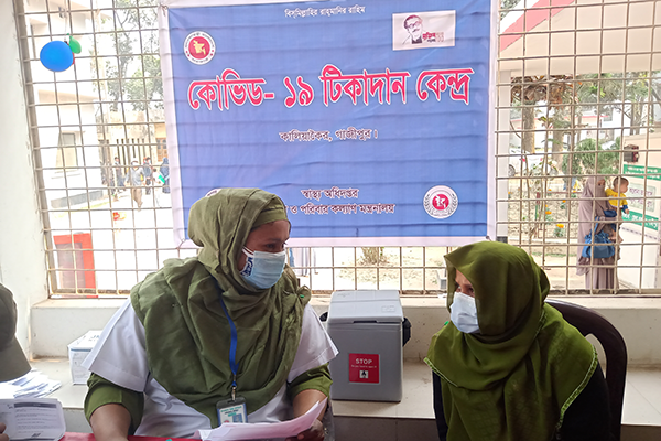 কালিয়াকৈরে টিকা নেওয়ার জন্য উপচেপড়া ভিড়