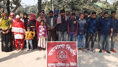 মহেশপুর সীমান্তে অবৈধ পথে ভারত যাওয়ার সময় ১৯ জন আটক 