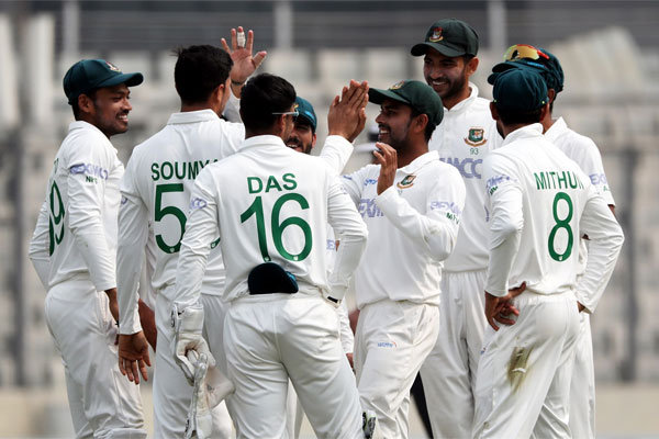 দিন শেষে ‘মন্দের ভালো’ টাইগারদের, পথের কাঁটা বোনার