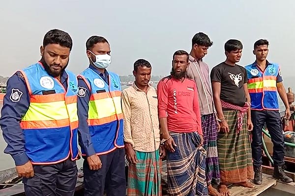 কুয়াকাটায় রেনু পোনাসহ ৪ জেলে আটক