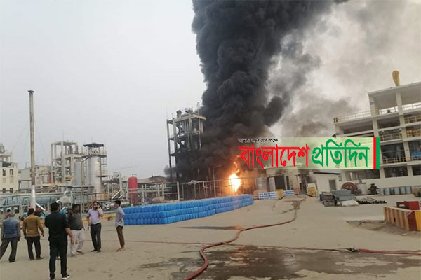 শ্রীপুরে ৩ ঘণ্টার চেষ্টায় কারখানার আগুন নিয়ন্ত্রণে

