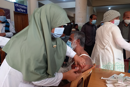 রামেক হাসপাতালে টিকা নিতে উপচেপড়া ভিড়