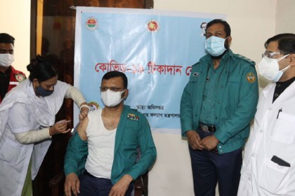 করোনার টিকা নিলেন বিএমপি কমিশনার