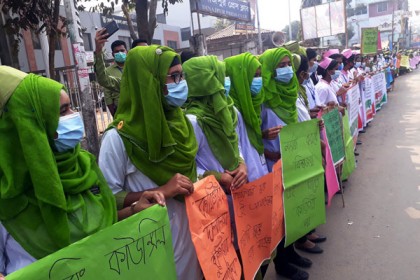 ৩ দফা দাবিতে দিনাজপুরে স্টুডেন্ট নার্সেস এন্ড মিডওয়াইফ পরিষদের মানববন্ধন