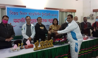 বিজয় দিবস ব্যাডমিন্টন টুর্নামেন্টের পুরস্কার বিতরণ