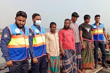 কুয়াকাটায় রেনু পোনাসহ ৪ জেলে আটক