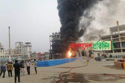 শ্রীপুরে ৩ ঘণ্টার চেষ্টায় কারখানার আগুন নিয়ন্ত্রণে

