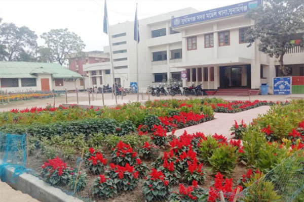 বন্দুকের নলে ফুলের খেলা


