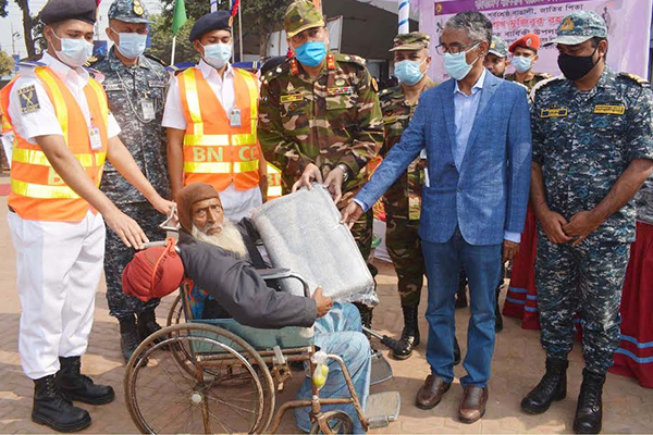 বরিশালে অসহায়দের মাঝে বিএনসিসি’র শীতবস্ত্র বিতরণ
