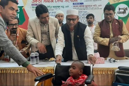 ভালুকায় প্রতিবন্ধীদের মাঝে হুইল চেয়ার বিতরণ 