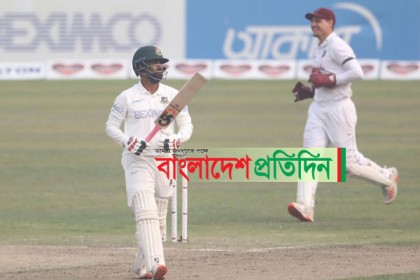 শুরুর ধাক্কা সামলে নেওয়ার পর সাজঘরে মুমিনুল-তামিম