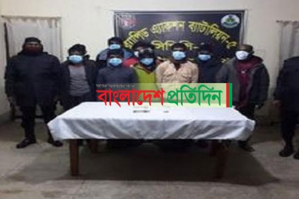 নাটোরে মাদক সেবনরত অবস্থায় ১২ মাদকসেবী আটক