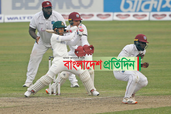 উইকেটে থিতু হওয়ার চেষ্টা মুশফিক-মিথুনের