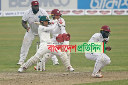 উইকেটে থিতু হওয়ার চেষ্টা মুশফিক-মিথুনের