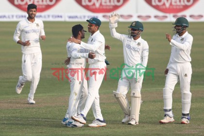 ক্যারিবীয়দের বিপক্ষে বোলারদের দৃঢ়তায় ঘুরে দাঁড়ানোর ইঙ্গিত