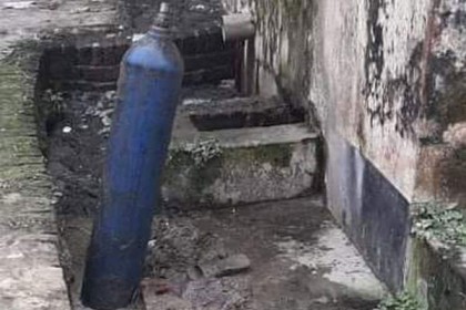 হাসপাতালের ড্রেনে অক্সিজেন সিলিন্ডার নিয়ে তোলপাড়  

