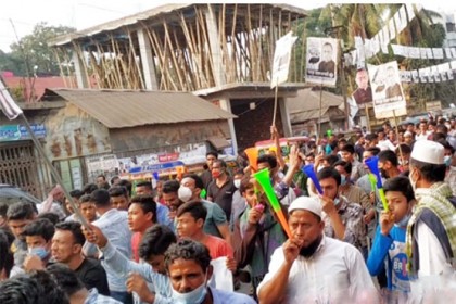 পুলিশ দেখে উটপাখির বদলে নৌকার স্লোগান ধরলো সমর্থকরা

