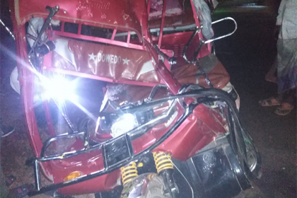 খুলনায় বাসের ধাক্কায় ইজিবাইক চালকসহ নিহত ৩
