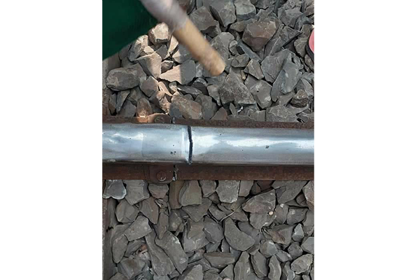 সিরাজগঞ্জে রেললাইনে ফাটল, ট্রেন থামিয়ে দিল যুবক