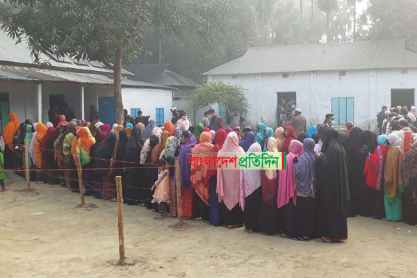 মেলান্দহে উৎসবমুখর পরিবেশে ভোটগ্রহণ চলছে