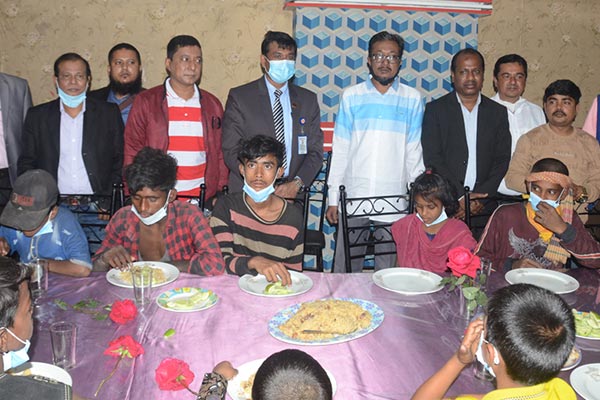 ভালোবাসা দিবসে পথশিশুদের পাশে সিদ্বিরগঞ্জ প্রেসক্লাব