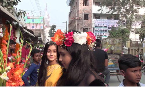 মানিকগঞ্জে ফুলের দোকানে ক্রেতাদের উপচেপড়া ভিড়