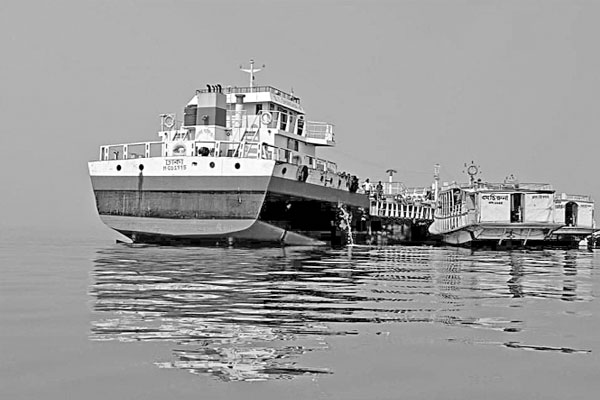 পদ্মায় লঞ্চ-কার্গো সংঘর্ষ রক্ষা পেলেন যাত্রীরা