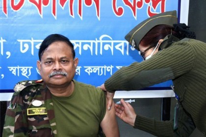 করোনার টিকা নিলেন সেনাপ্রধান

