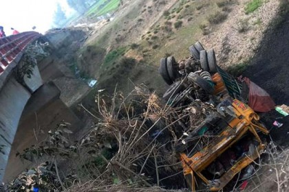 নবাবগঞ্জে নিয়ন্ত্রণ হারিয়ে ট্রাক খাদে, চালক নিহত