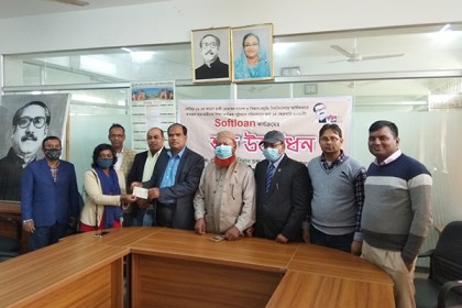 হাবিপ্রবিতে শিক্ষার্থীদের মাঝে সফট লোনের চেক বিতরণ