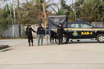 খুলনায় ৩২টি সোনার বিস্কুটসহ দুই পাচারাকারী আটক