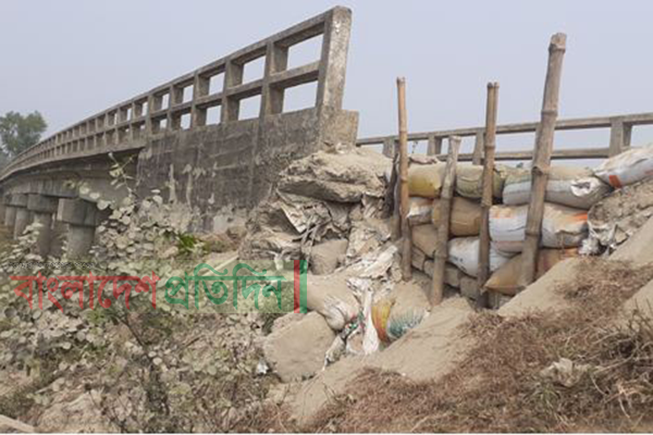 ফুলপুরে রাস্তা ভেঙে হুমকিতে ব্রিজ, চলাচলে ভোগান্তি