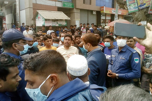 ঝিনাইদহে বাসের ফিটনেস চেক করা নিয়ে উত্তেজনা, সড়ক অবরোধ