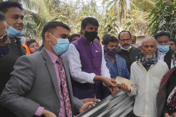 নলডাঙ্গায় ভিজিডি কার্ড ও ঢেউটিন বিতরণ