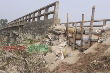 ফুলপুরে রাস্তা ভেঙে হুমকিতে ব্রিজ, চলাচলে ভোগান্তি