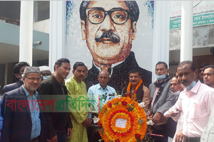 বঙ্গবন্ধুর প্রতিকৃতিতে নব-নির্বাচিত মেয়রের শ্রদ্ধা নিবেদন