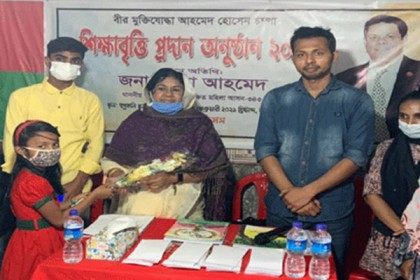 নাটোরে সুবিধাবঞ্চিত শিশুদের শিক্ষা বৃত্তি দিলেন এমপি
