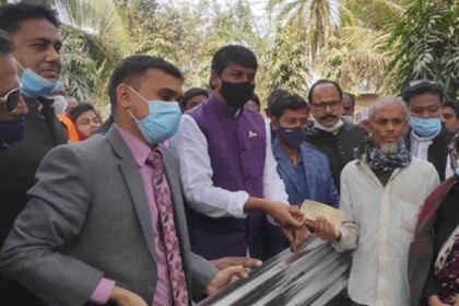 নলডাঙ্গায় ভিজিডি কার্ড ও ঢেউটিন বিতরণ