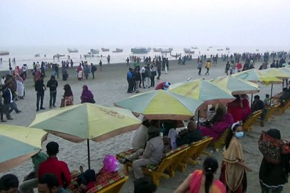 পর্যটকের পদভারে মুখরিত কুয়াকাটার বেলাভূমি