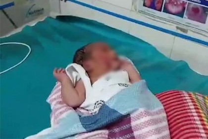 বিমানবন্দর সড়কের ঝোপের মধ্যে মিললো নবজাতক!