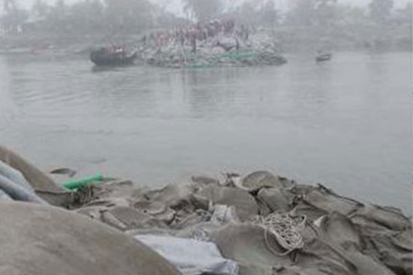 সাতক্ষীরায় ট্রলার ডুবিতে ৩ শ্রমিক নিখোঁজ 