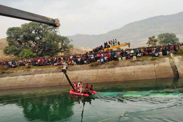 ভারতে নিয়ন্ত্রণ হারিয়ে বাস খালে, নিহত ৩৯