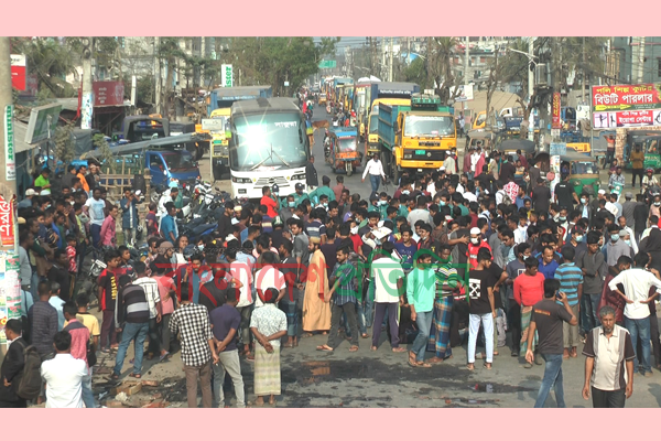 পরিবহন শ্রমিকের হাতে ববির দুই শিক্ষার্থী লাঞ্ছিত, মহাসড়ক অবরোধ