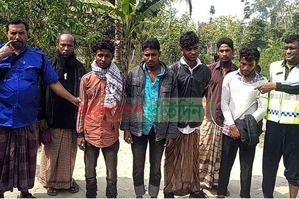 ইলিশ ধরা নৌকা চুরি, চার যুবক আটক