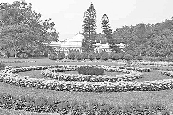 বাসন্তী রূপে উত্তরা গণভবন