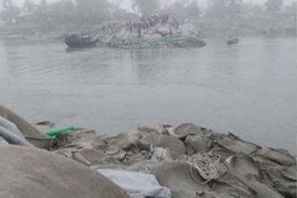 সাতক্ষীরায় ট্রলার ডুবিতে ৩ শ্রমিক নিখোঁজ 