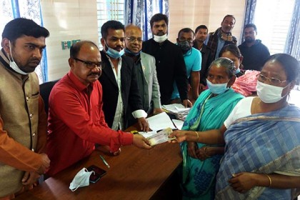 দিনাজপুরে মৃত শ্রমিকদের পরিবারের মাঝে অর্থ বিতরণ