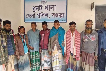 ধুনটে জুয়া খেলার সময় গ্রেফতার ৮