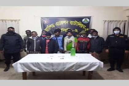 নাটোরে মাদক সেবনরত অবস্থায় ১২ জনকে আটক